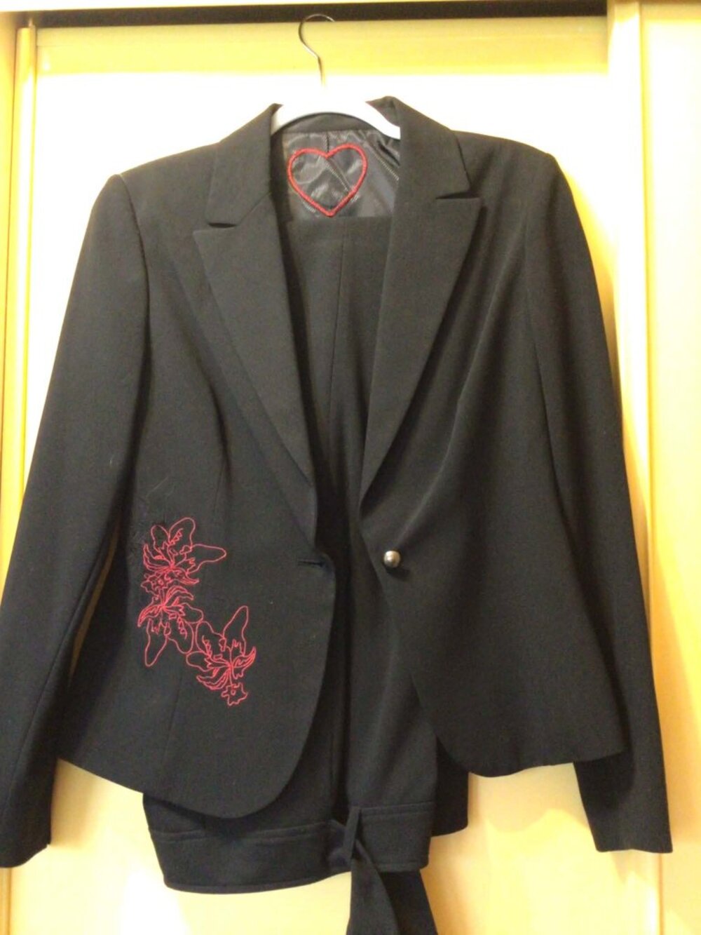 Black pant suit, lined jacket; smoke-free home; polyester/rayon/spandex; size 6